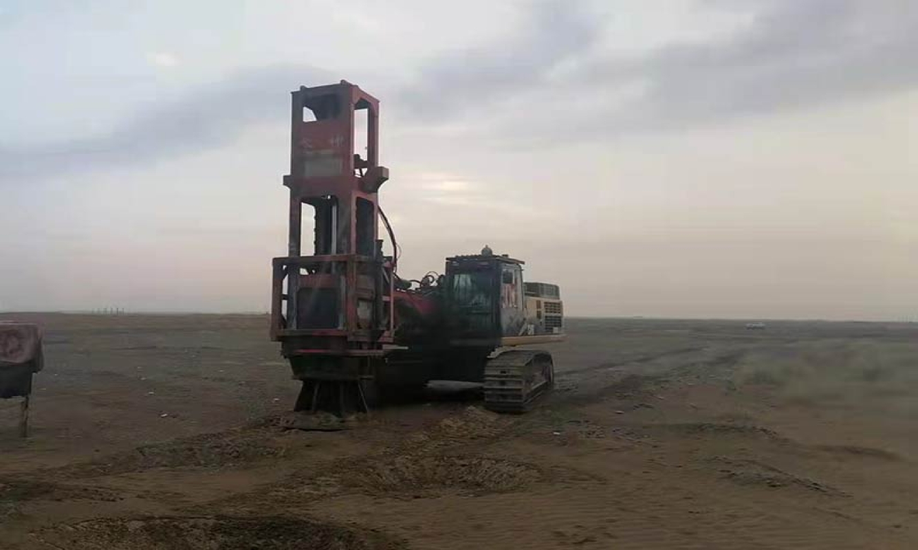HC150挖掘機(jī)強(qiáng)夯機(jī)在沙特國(guó)際機(jī)場(chǎng)中的應(yīng)用（搭配cat349挖機(jī)原地基夯實(shí)）